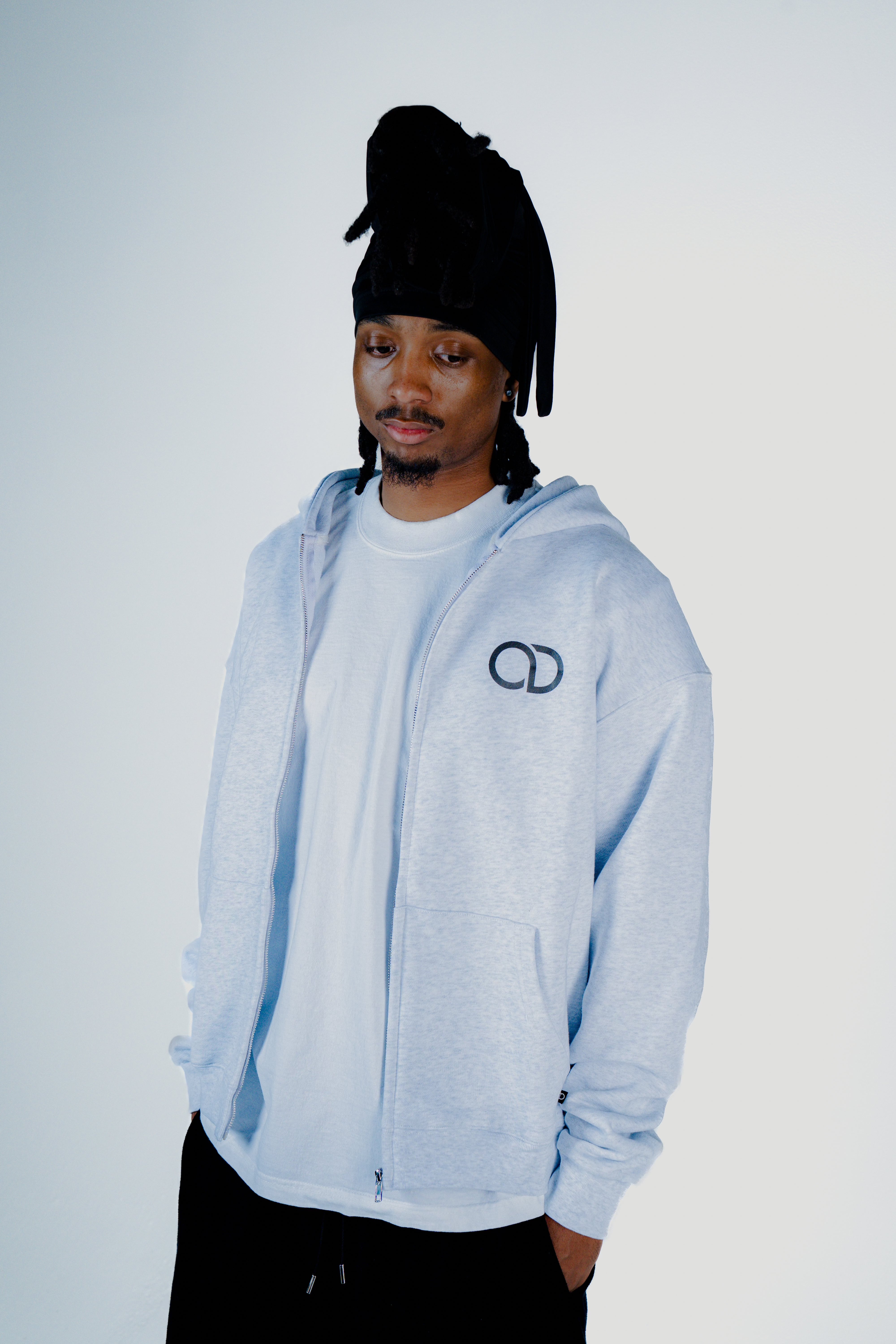 HOODIES & SWEATSHIRTS